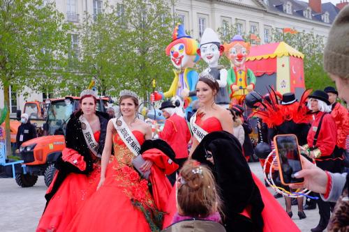 Iconographie - Les reines de Nantes avant le départ du défilé 