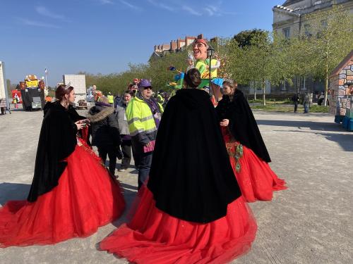 Iconographie - Les reines de Nantes avant le départ du défilé 