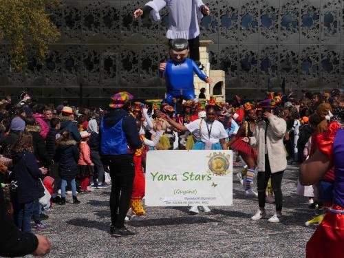 Iconographie - Une troupe de danse devant un char 