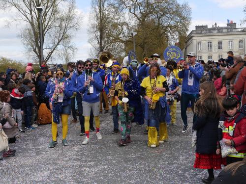 Iconographie - Fanfare au milieu de la foule 