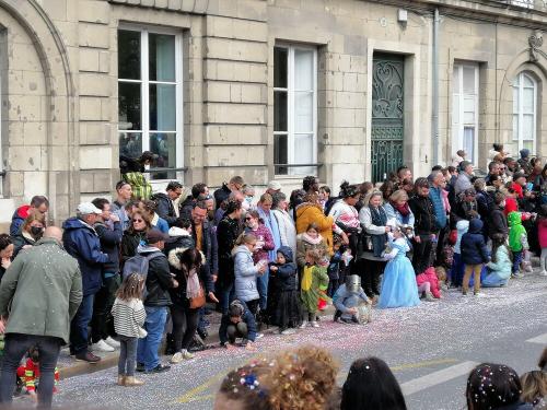 Iconographie - La foule s'amuse entre le passage des chars 