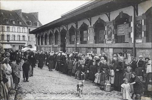 Iconographie - Douarnenez - Rue des Halles - Le marché