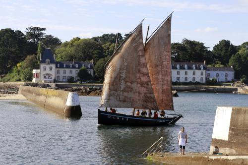 Iconographie - La chaloupe Telenn Mor devant l'île Tristan