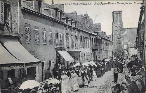 Iconographie - Douarnenez, rue Jean Bart, un cortège de noce