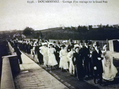 Iconographie - Cortège d'un maraige sur le Grand Pont