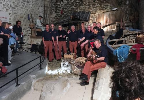 Iconographie - Le groupe Mouez Port-Rhu lors de la soirée Le Musée en chansons au Port-Musée