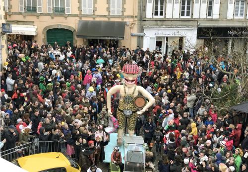 Iconographie - Le Den Paolig  2020 va être accroché aux Halles le premier jour des Gras