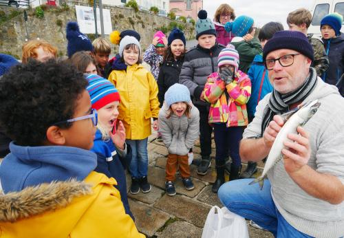 Iconographie - Présentation de poisson à de jeunes mousses