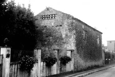 Iconographie - Bâtiment avec pigeonnier en pignon