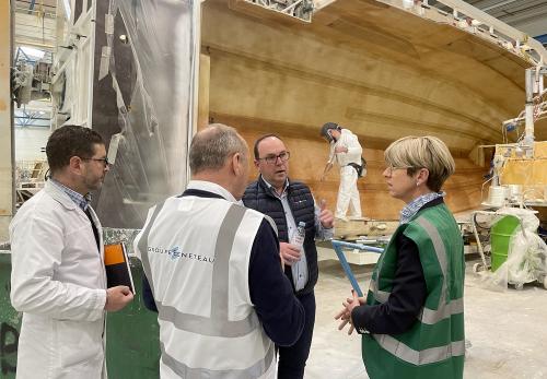 Iconographie - La sénatrice Annick Billon en visite aux chantiers bénéteau