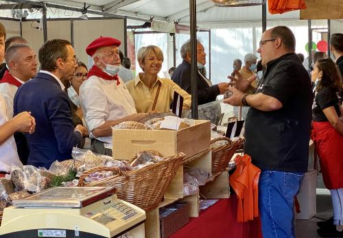 Iconographie - La sénatrice Annick Billon lors d'un salon