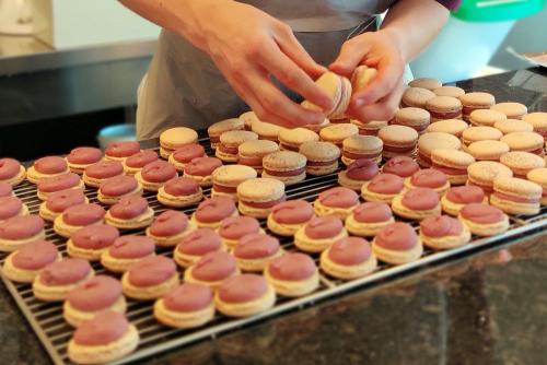 Iconographie - Production de la pâtisserie Maurice - Des macarons