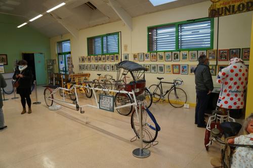 Iconographie - Réunion et visite au musée du vélo