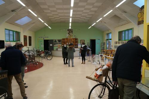 Iconographie - Réunion et visite au musée du vélo