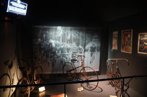 Iconographie - Réunion et visite au musée du vélo