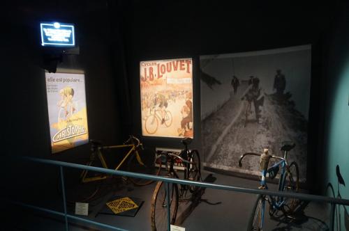 Iconographie - Réunion et visite au musée du vélo