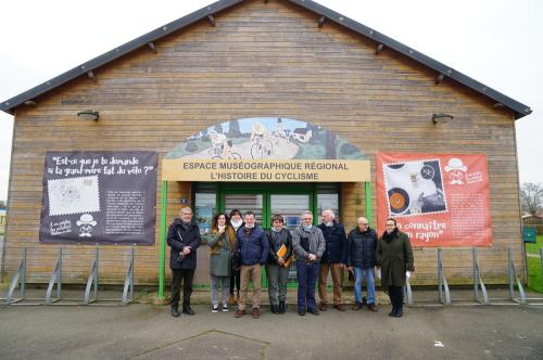 Iconographie - Réunion et visite au musée du vélo