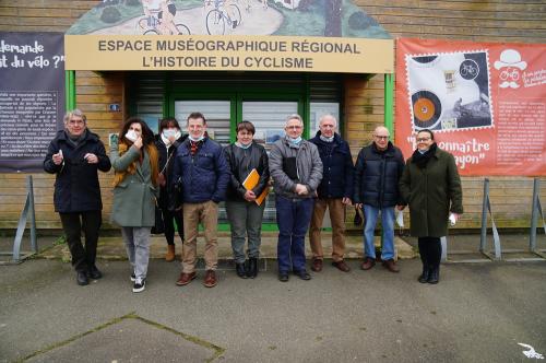 Iconographie - Réunion et visite au musée du vélo