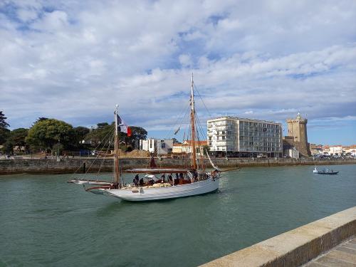 Iconographie - Arrivée du Mutin dans le port des Sables d’Olonne au Forum de l’aventure maritime