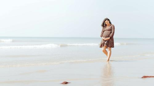Iconographie - Femme enceinte sur l'estran