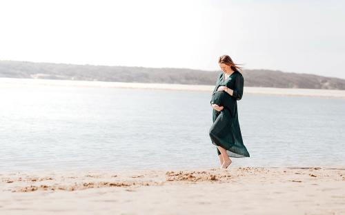 Iconographie - Femme enceinte au bord de l'eau