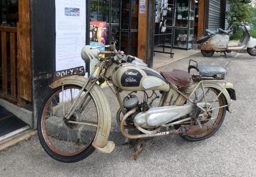 Iconographie - Moto Monet-Goyon exposée près du Château de Joux