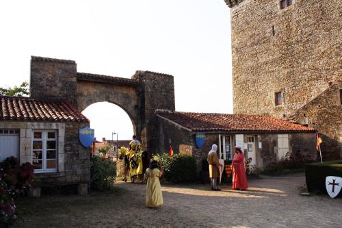 Iconographie - Fête médiévale au donjon - Les acteurs