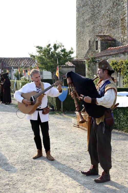 Iconographie - Fête médiévale au donjon - Joueur de zampogne