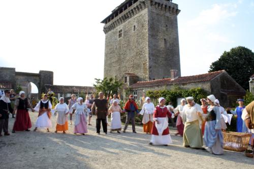 Iconographie - Fête médiévale au donjon - Danseurs