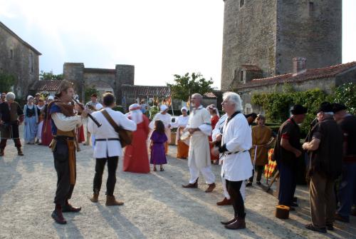 Iconographie - Fête médiévale au donjon - Musiciens