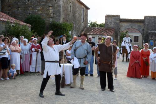 Iconographie - Fête médiévale au donjon - Bonimenteurs