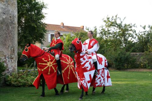 Iconographie - Fête médiévale au donjon - Cavaliers