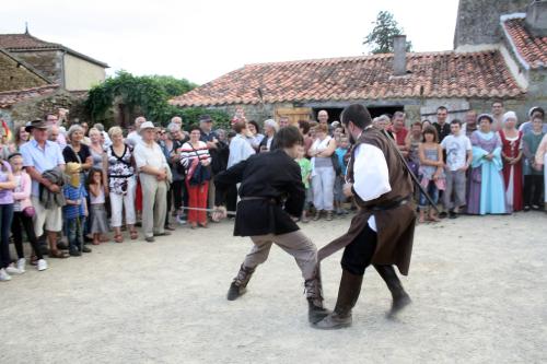 Iconographie - Fête médiévale au donjon - Duel