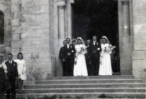 Iconographie - Sortie de l'église d'un double mariage