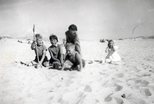 Iconographie - Sur la plage de Saint-Jean-de-Monts