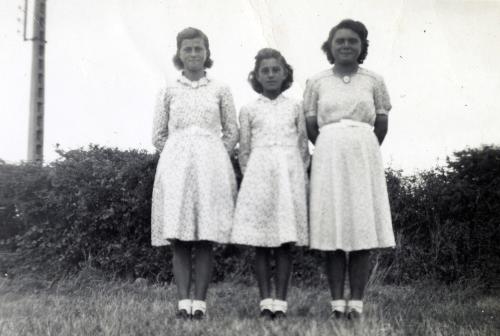 Iconographie - Trois jeunes filles posant