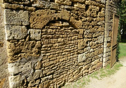 Iconographie - Passage entre le donjon et l'église - Baie murée