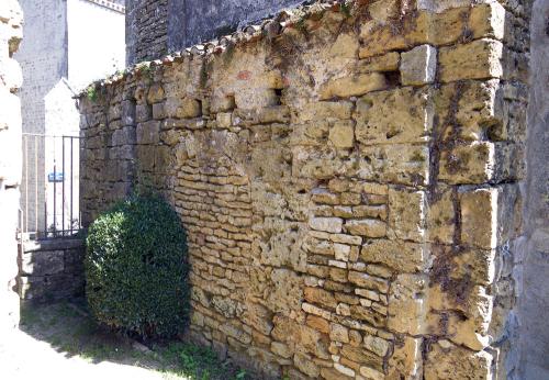 Iconographie - Passage entre le donjon et l'église - Baie murée