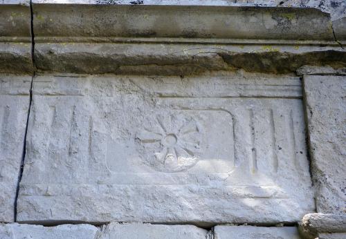 Iconographie - Pierre marquée en façade de la chapelle