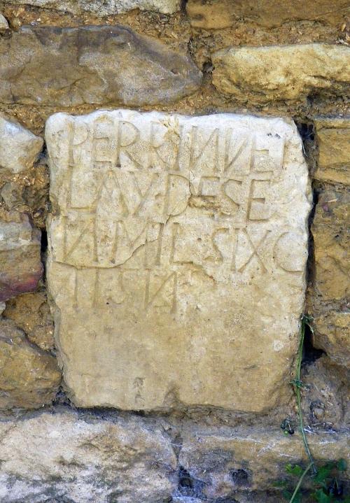 Iconographie - Pierre marquée dans le mur des remparts