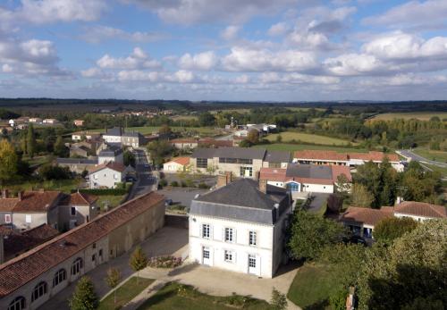 Iconographie - Vue sur la mairie du donjon