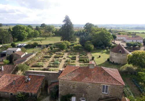 Iconographie - Vue sur le corps de ferme et le jardin