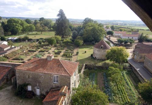 Iconographie - Vue sur le corps de ferme et le jardin