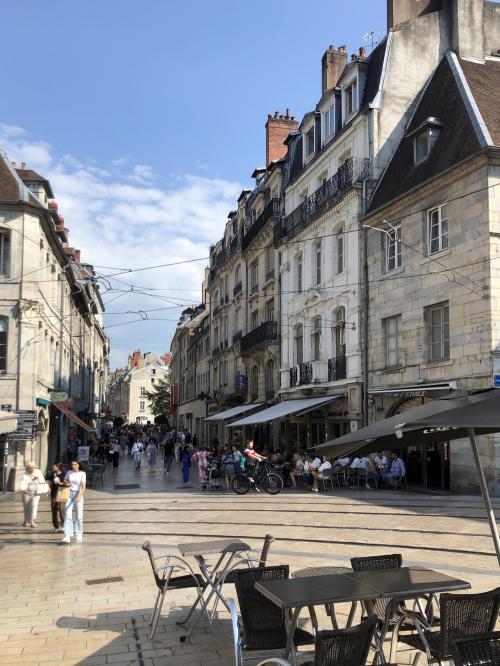 Iconographie - Rue piétonne près du quai Vauban