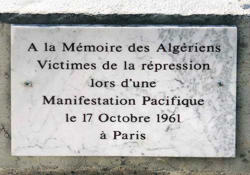 Iconographie - Plaque : A la mémoire des Algériens