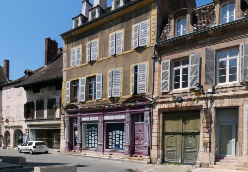 Iconographie - Façades face à l'église