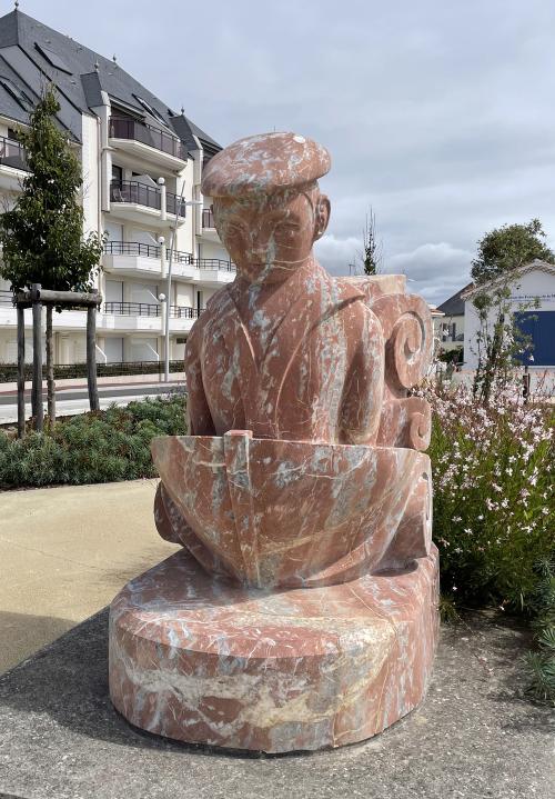 Iconographie - Stèle des Péris en Mer, face à l'entrée du port