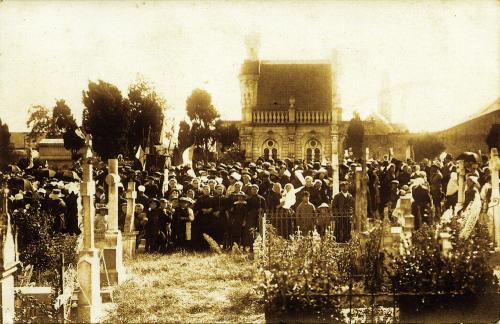 Iconographie - Inauguration du monument aux Morts offert par Arthur Léon des Ormeaux