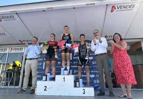 Iconographie - Le député Stéphane Buchou à la remise des prix au triathlon