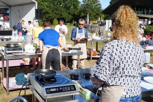 Iconographie - Concours de cuisine La Vendée aux Fourneaux, les candidats cuisinent